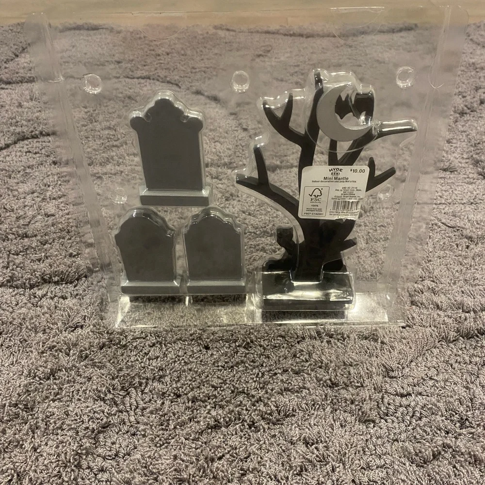 Halloween Mini Mantle Accessory Decor Set - Black and Orange-Set of 2